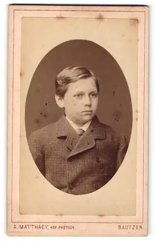 Fotografie A. Matthaey, Bautzen, Portrait Knabe in zeitgenössischer Kleidung mit Fliege