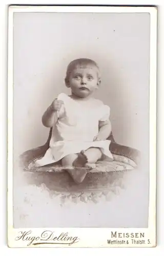 Fotografie Hugo Delling, Meissen, Portrait niedliches Kleinkind im weissen Hemd