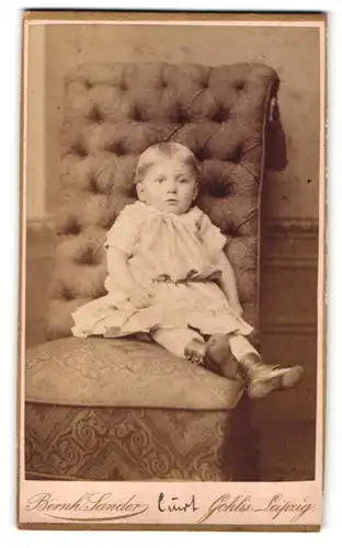 Fotografie Bernh. Sander, Gohlis-Leipzig, Portrait kleines Mädchen im hübschen Kleid auf Sessel sitzend