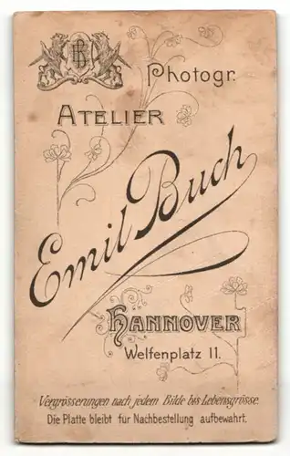 Fotografie Emil Buch, Hannover, Portrait bürgerliches Paar in eleganter Kleidung mit Blume