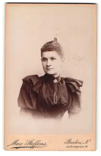 Fotografie Max Steffens, Berlin-N, Portrait junge Dame im eleganten Kleid mit Kragenbrosche