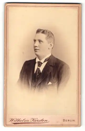 Fotografie Wilhelm Kersten, Berlin, Mann im Anzug mit Binder und Blick nach oben