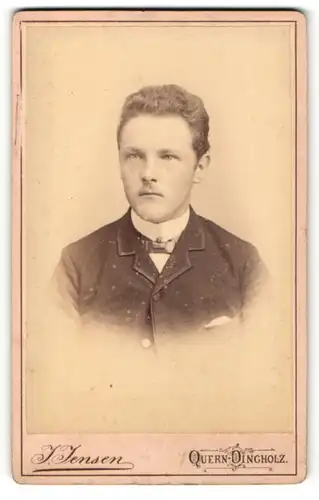 Fotografie J. Jensen, Quern-Dingholz, junger Mann im Jacket mit schwachem Oberlippenbart
