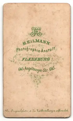 Fotografie H. Eilmann, Flensburg, Mann im Anzug mit Arm auf Stuhl gelehnt