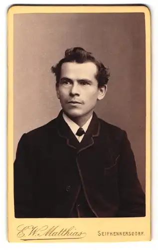 Fotografie E. W. Matthias, Seifhennersdorf, Mann im Anzug mit gewelltem Pony
