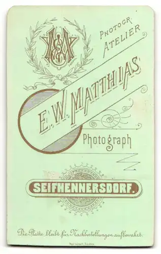 Fotografie E. W. Matthias, Seifhennersdorf, Mann im Anzug mit gewelltem Pony