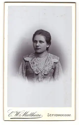 Fotografie E. W. Matthias, Seifhennersdorf i/S., Frau im Kleid mit starrem Blick