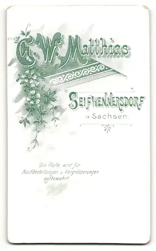 Fotografie E. W. Matthias, Seifhennersdorf, Mann im Anzug mit Fliege