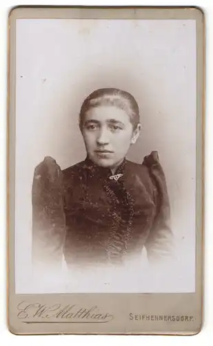 Fotografie E. W. Matthias, Seifhennersdorf, dünne Frau im Kleid mit Puffärmeln