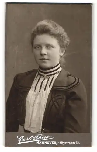 Fotografie Carl Thies, Hannover, Frau mit hochgesteckten Haaren und Halskette