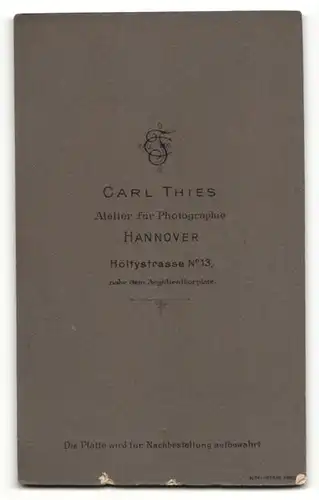 Fotografie Carl Thies, Hannover, Frau mit hochgesteckten Haaren und Halskette