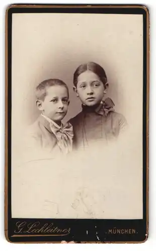 Fotografie G. Lechleitner, München, Mädchen im Kleid und Junge im Anzug mit Schleife am Hals