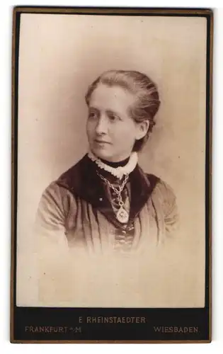 Fotografie E. Rheinstaedter, Wiesbaden, Frau im Kleid mit dicker Halskette und Amulett