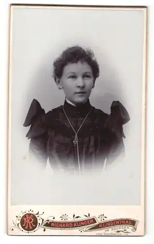 Fotografie Richard Klinger, Klingenthal i/S., junge Frau im Kleid mit auffälligen Schultern