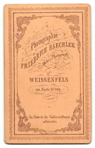 Fotografie Friedrich Baechler, Weissenfels, alte Dame im Kleid auf Stuhl sitzend mit Händen auf dem Schoss