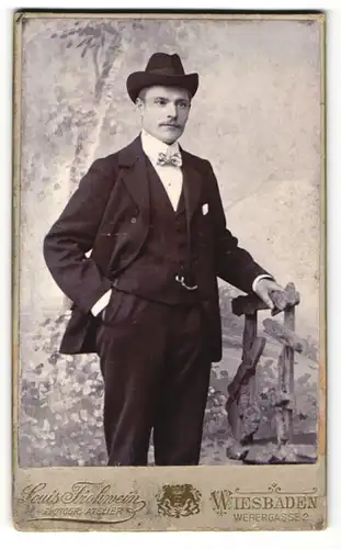 Fotografie Louis Frohrvein, Wiesbaden, Mann im Anzug mit Hut und Fliege stehend