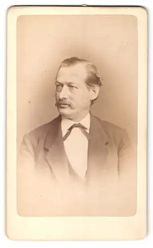Fotografie G. Chr. Hahn, Dresden, Mann im Anzug mit schmaler Fliege und Schnurrbart