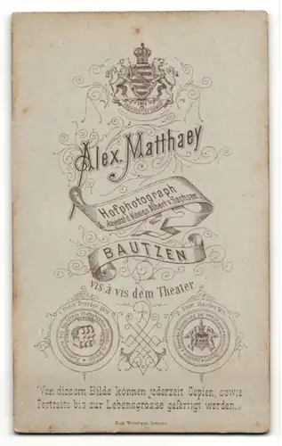 Fotografie A. Matthaey, Bautzen, Junge mit Mantel und Binder