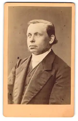 Fotografie Fotograf & Ort unbekannt, Portrait älterer Mann im Jacket