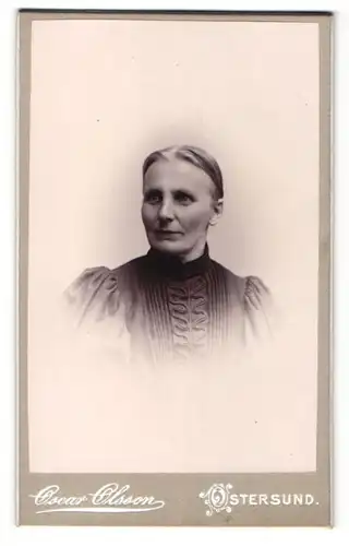 Fotografie Oscar Olsson, Östersund, Portrait Frau mit Kleid mit Puffärmeln