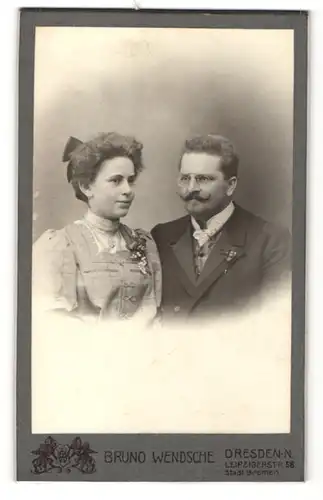 Fotografie Bruno Wendsche, Dresden-N, Portrait bürgerliches Paar in hübscher Kleidung