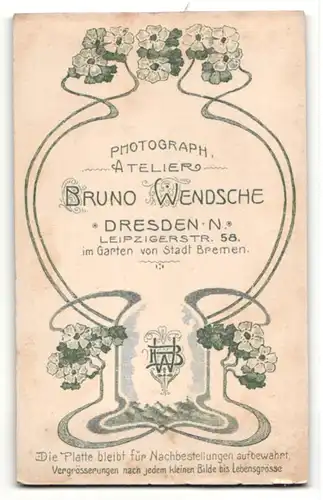 Fotografie Bruno Wendsche, Dresden-N, Portrait bürgerliches Paar in hübscher Kleidung