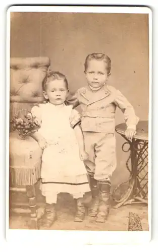 Fotografie Th. Wode, Giessen, Portrait bezauberndes Kinderpaar mit Obstkorb in hübscher Kleidung