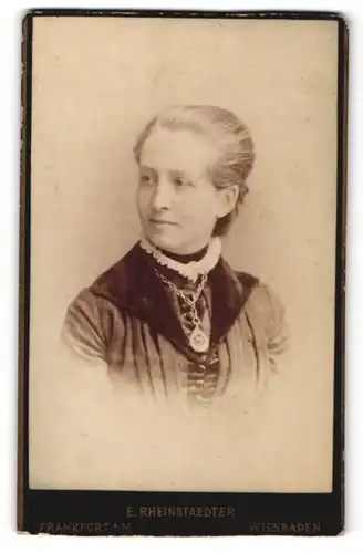 Fotografie E. Rheinstaedter, Frankfurt / Main, Portrait blonde junge Schönheit mit Halskette und gerüschtem Blusenkragen