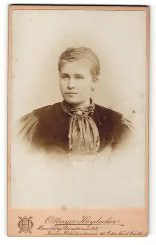 Fotografie Ottmar Heydecker, Hamburg, Portrait blonde junge Schönheit mit Rüschenkragen