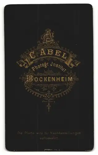 Fotografie C. Abel, Bockenheim, Portrait dunkelhaariger hübscher Mann im Jackett