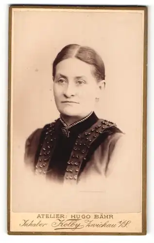 Fotografie Hugo Bähr, Zwickau i. S., Portrait wunderschöne Dame mit zurückgebundenem Haar und Brosche am Kragen