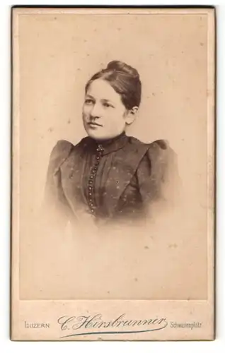 Fotografie C. Hirsbrunner, Luzern, Portrait dunkelhaarige junge Schönheit mit Dutt in Bluse mit Knopfleiste