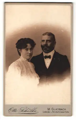 Fotografie Otto Schülke, M. Gladbach, Portrait bürgerliches Paar in eleganter Kleidung