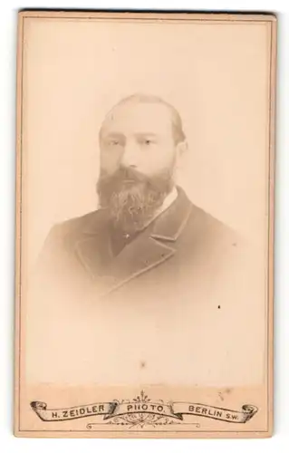 Fotografie H. Zeidler, Berlin, Portrait Herr mit Vollbart