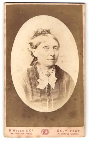 Fotografie B. Wyles, Southport, Portrait ältere Dame mit Kragenschleife und Brosche