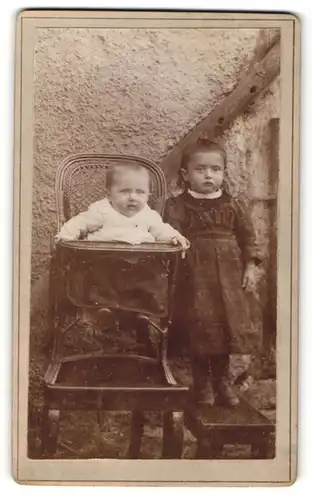 Fotografie niedliches Mädchen nebst Baby im Kindersitz