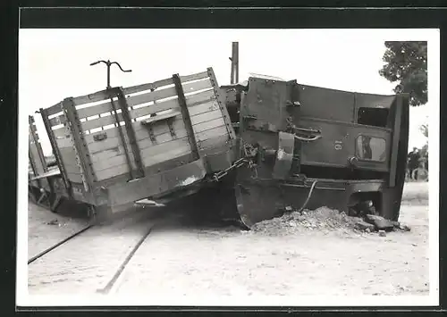 Foto-AK Walsoorden, Eisenbahnkatastrophe, Entgleiste und umgekippte Waggons