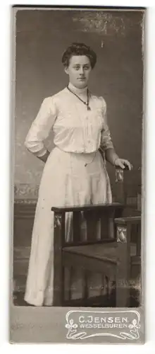 Fotografie C. Jensen, Wesselburen, Hausfrau mit weisser Bluse und Schmuck