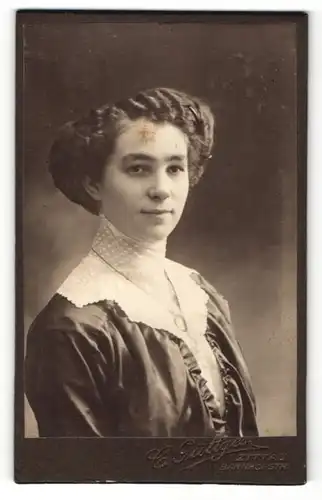 Fotografie C. Güttgen, Zittau, Portrait junge Frau in schöner Bluse