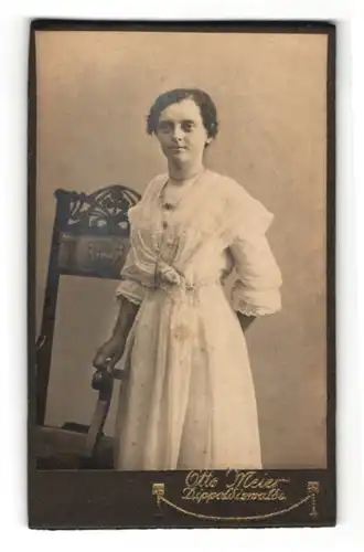 Fotografie Otto Meier, Dippoldiswalde, Portrait junge Frau in langem, weissem Kleid