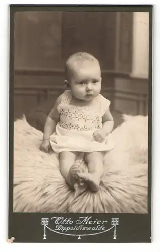 Fotografie Otto Meier, Dippoldiswalde, Niedliches Baby im weissen Kleidchen