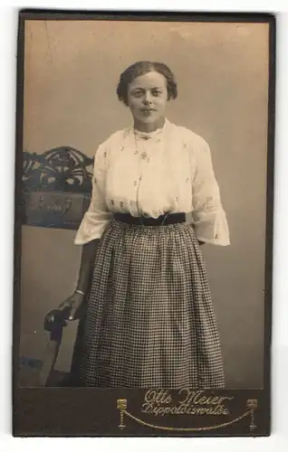 Fotografie Otto Meier, Dippoldiswalde, Portrait junge Frau im karrierten Kleid