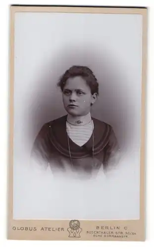 Fotografie Globus Atelier, Berlin, Portrait junge Frau mit langer Halskette