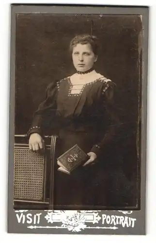 Fotografie Fotograf & Ort unbekannt, Portrait junger Frau mit Büchlein in der Hand