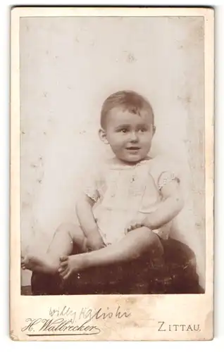 Fotografie H. Walbrecker, Zittau, Portrait lachendes Kleinkind im weissen Kleid