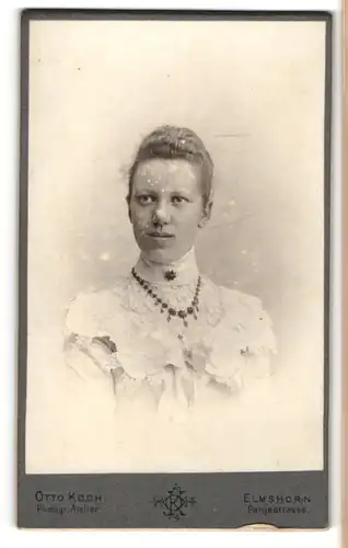 Fotografie Otto Koch, Elmshorn, Portrait junge Dame im hübschen Kleid mit Halskette
