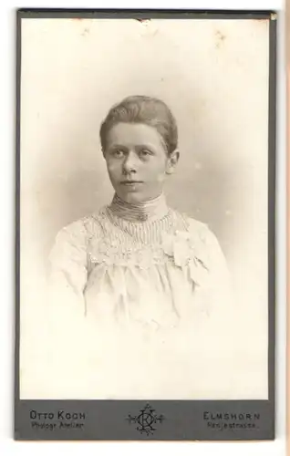 Fotografie Otto Koch, Elmshorn, Portrait junge Dame im hübschen Kleid mit Kragenbrosche