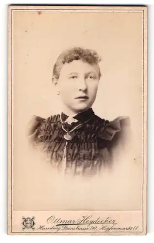 Fotografie Ottmar Heydecker, Hamburg, Portrait junge Dame im hübschen Kleid mit Medaillon