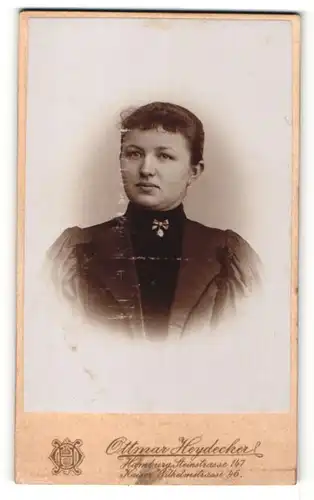 Fotografie Ottmar Heydecker, Hamburg, Portrait junge Dame mit zurückgebundenem Haar im hübschen Kleid