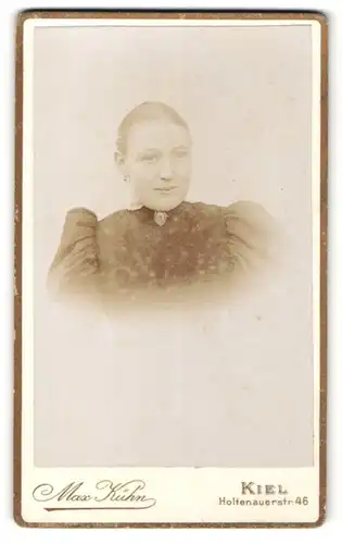 Fotografie Max Kühn, Kiel, Portrait hübsche Dame im Kleid mit Puffärmeln